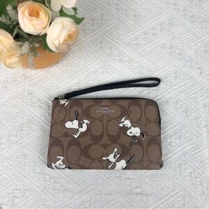 Coach Peanuts Collaboration Wristlet Wallet | Snoopy & Woodstock Corner Zip